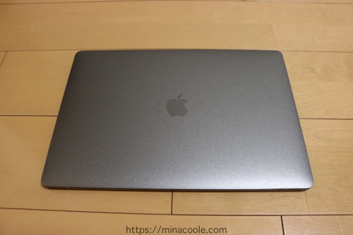 wraplus スキンシールを貼った後の MacBook Pro 2017