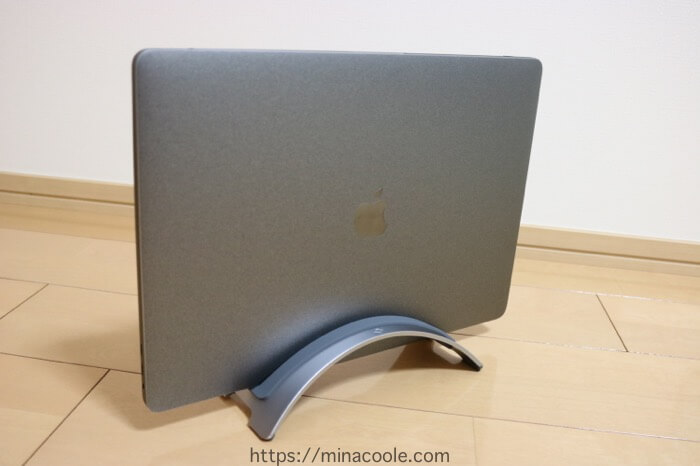 MacBook Pro 2017 縦置きPCスタンドはコタツ族の救世主！