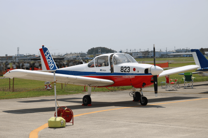 陸上自衛隊北宇都宮駐屯地開設記念イベントに展示されたプロペラ飛行機（FA-200エアロスバル）