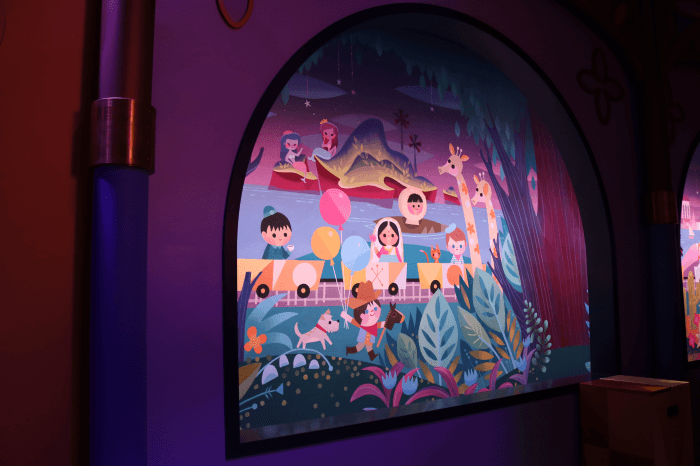 ディズニーランド「イッツ・ア・スモールワールド」の壁には絵が描かれている