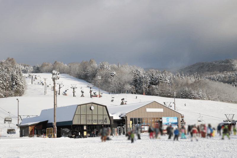 アルツ磐梯スキー場の４人乗りリフトとペアリフト
