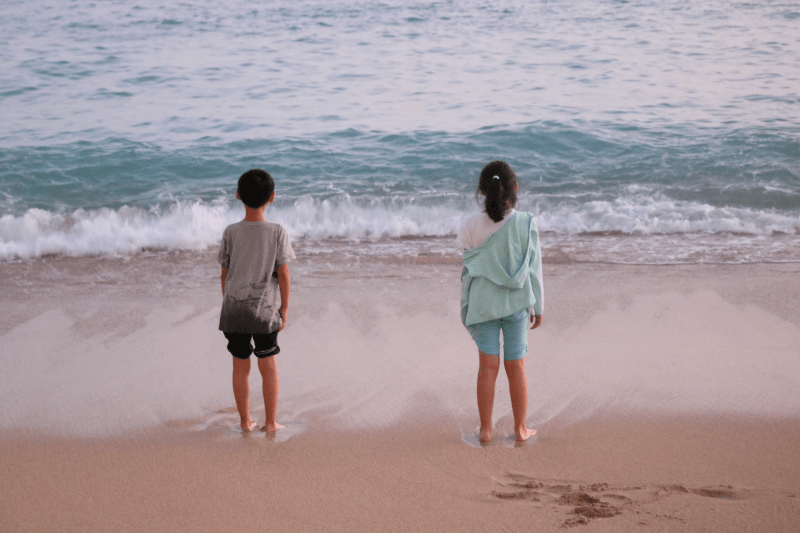 ハワイ旅行に家族４人で行き訪れたワイキキ・ビーチで水遊び